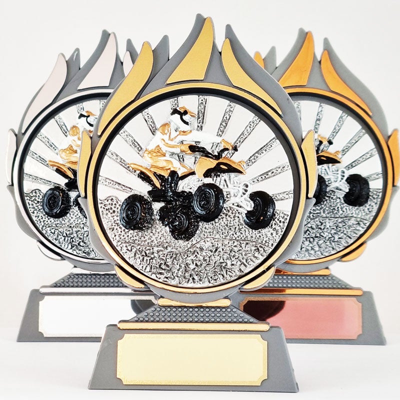 M&ouml;nkij&auml;-plaketti, kolme v&auml;ri&auml;