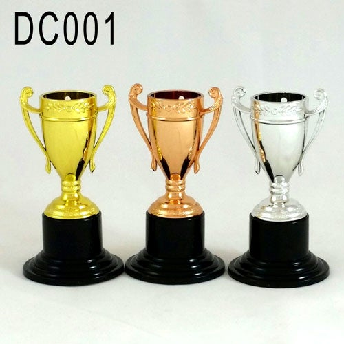 Muovipokaali kolmessa v&auml;riss&auml;