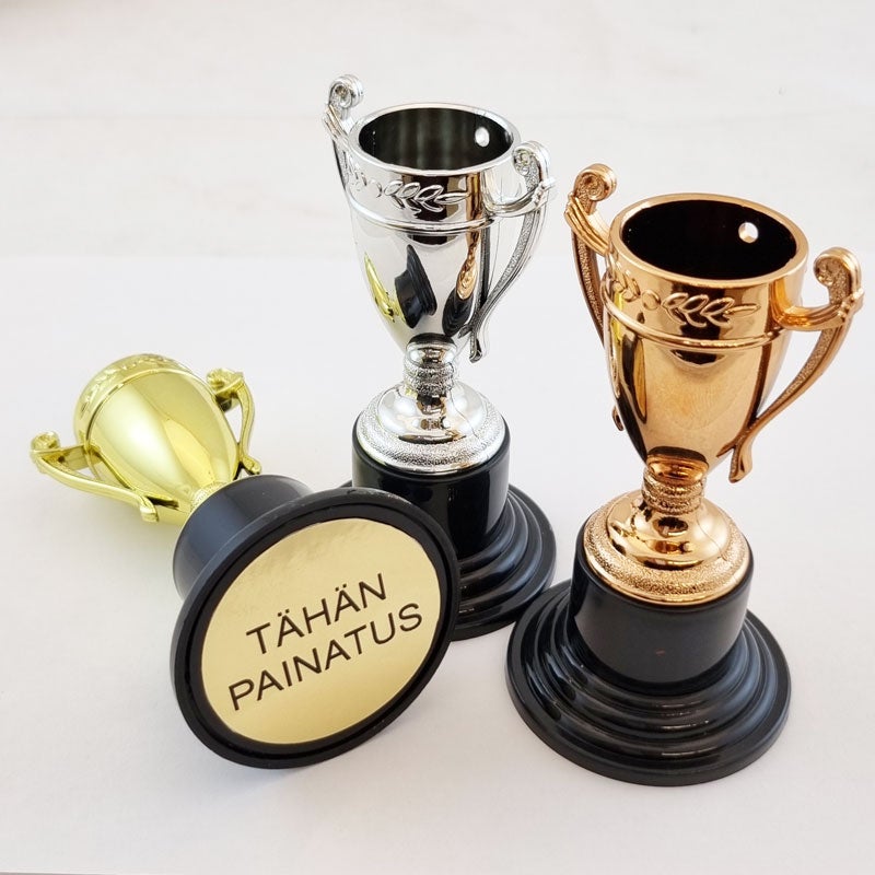 Pokaalin pohjaan tehd&auml;&auml;n tekstipainatus veloituksetta