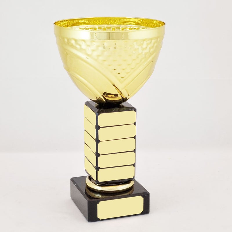 Pokaali E70 kiertopalkinnoksi.