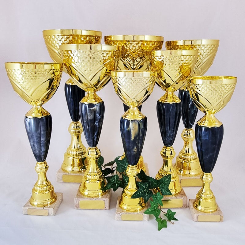 Iso pokaali kahdeksassa koossa.